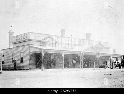 Négatif - arc-en-ciel, Victoria, vers 1910, McCabe's Royal Hotel. Il y a des gens debout sous la véranda et un cheval et panier sur la droite Banque D'Images