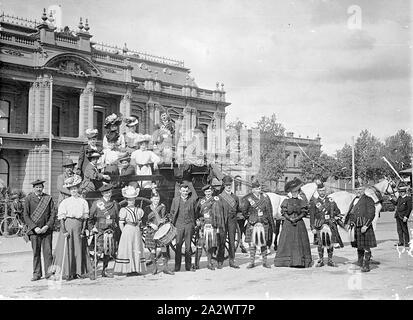 Négatif - Bendigo, Victoria, vers 1895, un groupe d'hommes et de femmes et d'un entraîneur à l'extérieur de l'Hôtel de Ville de Bendigo. Les hommes portent des kilts en tartan ou ont des châssis et un garçon porte un tambour. Deux hommes semblent être l'accomplissement de la cornemuse Banque D'Images