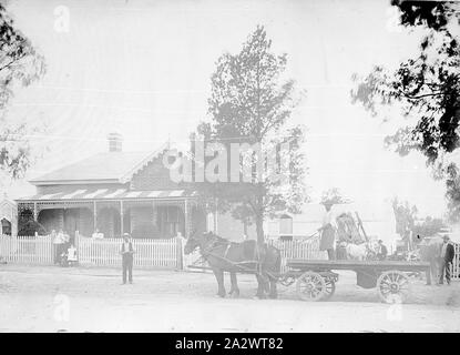 Négatif - Bendigo, Victoria, vers 1895, une photo de famille à l'extérieur de leur maison, qui est le double de la façade en brique, Russie style. Dépendances et de jardins sur les côtés et à l'arrière de la maison. Il y a un cheval dray dans la rue, avec chauffeur et des marchandises Banque D'Images