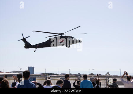 Istanbul, Turquie - Septembre-22,2019 : hélicoptère Sikorsky engagés dans vol de démonstration dans l'air. Observer les gens et d'attirer à l'appareil photo par phon Banque D'Images