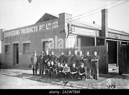 Négatif - Travailleurs hors usine, Engineering Products Pty Ltd., Richmond, Victoria, en 1929, les travailleurs à l'extérieur de l'usine de produits d'ingénierie Limitée Propriétaire Banque D'Images