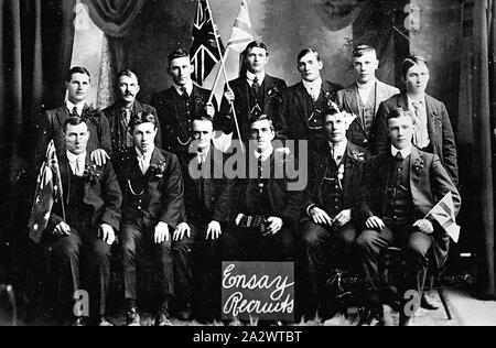 - Négatif Ensay recrute, Victoria, vers 31 Jul 1915, portrait de groupe de la Première Guerre mondiale, 13 recrues de l'est de la ville victorienne de Ensay. L'image a été prise autour de leur attestation date du 31 juillet 1915. L'Est de l'histoire familiale et Groupe Gippsland East Gippsland Historical Society, le Mouton noir, publication no. 77, décembre 2009, les noms des 13 'Ensay recrute'. En haut (de gauche à droite) : William Burns, Henry Francis Swann, Albert Banque D'Images