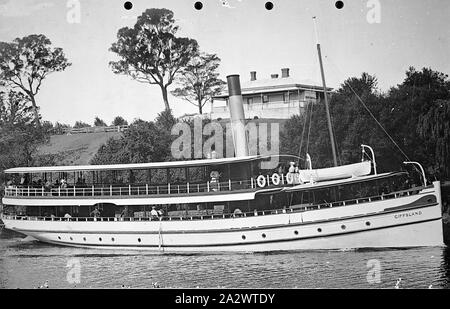 Négatif - Lakes Entrance, Victoria, 1933, le SS Gippsland sur les lacs de Gippsland. La maison sur la colline est à 16 Robb Street Bairnsdale. La maison donne sur la rivière Mitchell. Le bateau "Gippsland' et la chambre, étaient tous deux appartenant à la famille au moment Dahlsen Banque D'Images