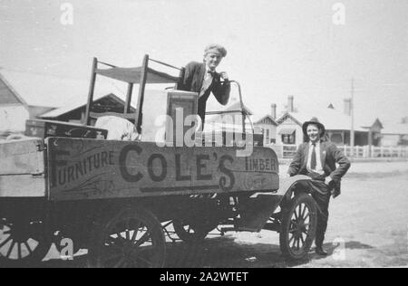 Négatif - Bairnsdale, Victoria, Dec 1924, un camion converti à partir d'un modèle T Ford. Ce camion a été la première voiture locale à route de Lakes Entrance à Melbourne. Le voyage a été de 16 heures Banque D'Images