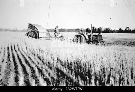 Yarrara - Négatif, Victoria, 1927, une note sur l'arrière de la photo indique 'Fred Crichton's récolte de blé n' deux hommes avec un tracteur et l'ensileuse. 5258 Banque D'Images