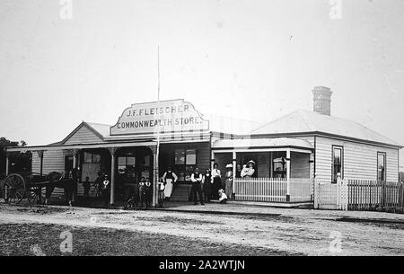 - Négatif, Victoria Paynesville, vers 1890, un groupe de personnes à l'extérieur du magasin du Commonwealth J. Fleischer Banque D'Images