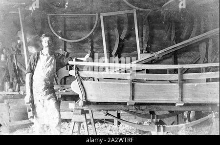 Négatif - Meredith, Victoria, pré 1910, un homme avec un chariot qui est en construction. Il est titulaire d'un avion sa main et il existe différentes formes accroché au mur derrière lui Banque D'Images