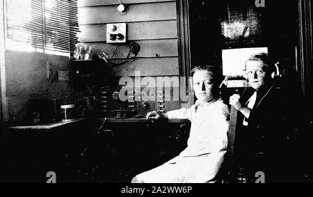 Négatif - Mildura, Victoria, vers 1920, deux garçons avec leur radio fait maison Banque D'Images