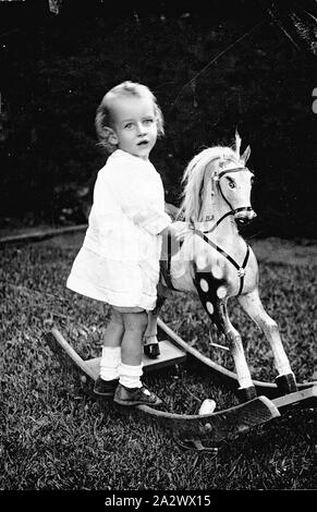 Négatif - Wangaratta, Victoria, vers 1915, avec l'enfant cheval à bascule Banque D'Images