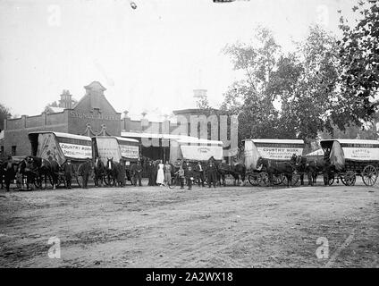 Négatif - Wangaratta, Victoria, vers 1915, une ligne de transporteurs en face de l'hôtel Sydney. Les transporteurs : Richard Walters, T.E.Richards et les activités de pays Banque D'Images