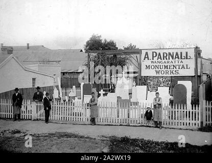 Négatif - Wangaratta, Victoria, vers 1915, cinq hommes et un jeune garçon devant le tailleur's yard de A. Parnall, Œuvres monumentales Banque D'Images