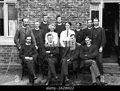 Négatif - Wangaratta, Victoria, vers 1915, deux femmes et un groupe de ministres (ou prêtres Banque D'Images