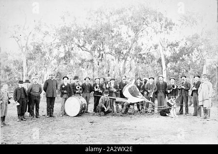 Négatif - Wangaratta, Victoria, en 1897, le brass band Boorhaman avec un homme monté sur un vélo et habillé comme un géant pie Banque D'Images