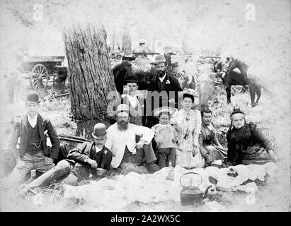 Négatif - Lauriston, Victoria, vers 1890, un groupe de personnes à un pique-nique. Il y a des chevaux et des charrettes dans l'arrière-plan Banque D'Images