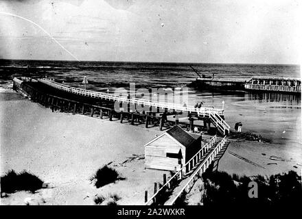 Négatif - Lakes Entrance, Victoria, vers 1930, Piers à Lakes Entrance Banque D'Images