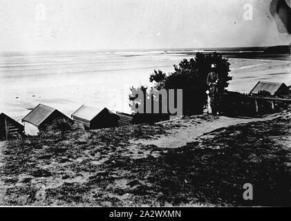 Négatif - Torquay, Victoria, vers 1930, les boîtes de baignade et la plage de Torquay. Une femme se tient sur le droit Banque D'Images