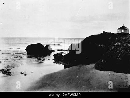 Négatif - Torquay, Victoria, vers 1930, des rochers sur la plage de Torquay. Il y a un abri sur le droit Banque D'Images