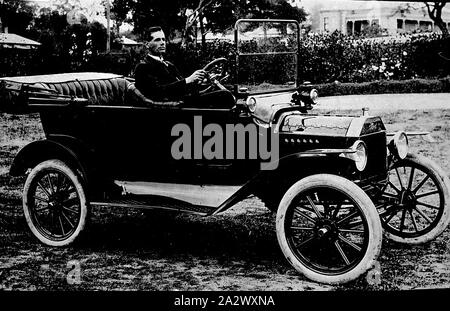 Négatif - Castlemaine, Victoria, vers 1920, un homme assis dans une voiture Ford modèle T dans une rue de banlieue Banque D'Images