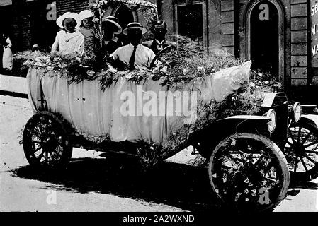 Négatif - Castlemaine, Victoria, vers 1920, d'un modèle T Ford voiture décorée pour un défilé Banque D'Images