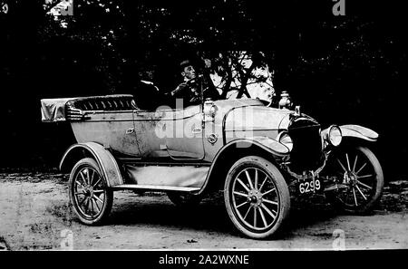 Négatif - Castlemaine, Victoria, vers 1920, deux hommes dans une voiture Ford modèle T Banque D'Images