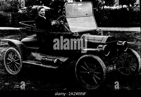 Négatif - Castlemaine, Victoria, vers 1920, un homme dans une voiture Ford modèle T Banque D'Images