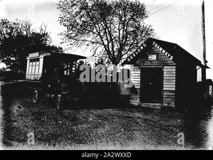 Négatif - Geelong, Victoria, vers 1920, un bus à l'abri d'un tramway. Le refuge porte le panneau "Tramways Geelong Banque D'Images