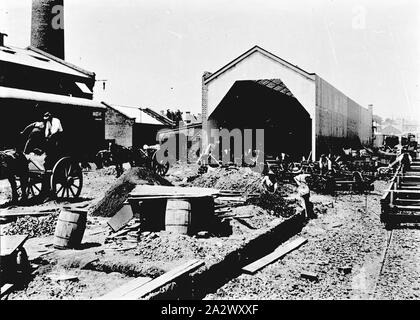 Négatif - Geelong, Victoria, vers 1920, les travaux de construction de hangars tram. Il y a des chevaux et des charrettes sur la gauche et lignes de chemin de fer sur la droite Banque D'Images