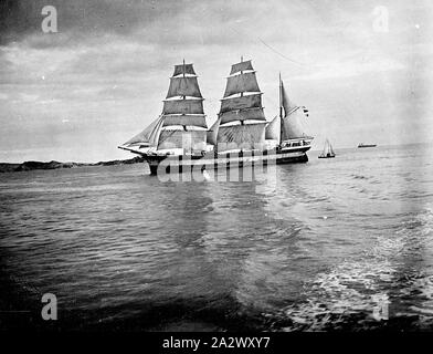 Négatif - Queenscliff, Victoria, vers 1905, le voilier 'Australie' toutes voiles dehors Banque D'Images