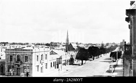 Négatif - Warrnambool, Victoria, vers 1925, à la recherche le long de la rue Kepler, Warrnambool. St Joseph's Catholic Church se trouve dans le centre de la photographie, et St John's Presbyterian Church dans la distance. La photographie a été éventuellement prises à partir du Palais Café d'ozone Banque D'Images