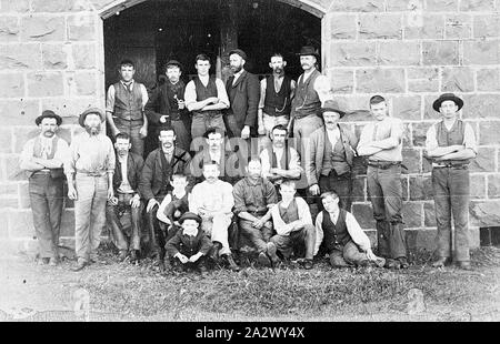 Négatif - Victoria, vers 1890, Groupe de tondeurs en face de shed Banque D'Images