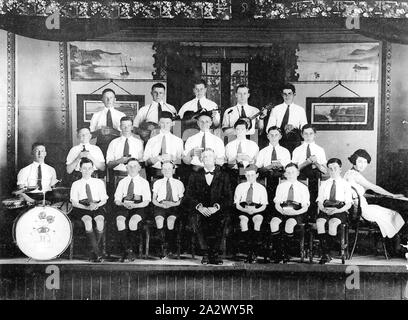 Négatif - Geelong, Victoria, vers 1920, un groupe d'écolier. La plupart des garçons ont des harmonicas mais il y a un batteur sur la gauche, un pianiste sur le droit des femmes et les garçons dans la rangée arrière maintenez banjos et un violon Banque D'Images