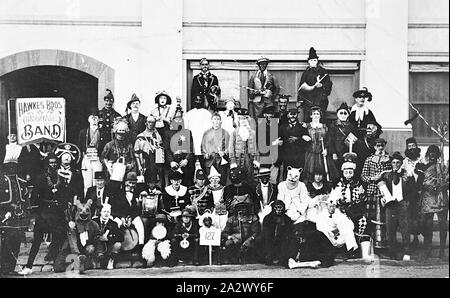 Négatif - Geelong, Victoria, vers 1915, un groupe en robe de soirée. Il y a un panneau sur la gauche qui indique 'Hawkes Bros.(Matériel) band" et un signe devant le groupe qui lit'104 Banque D'Images