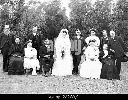 Négatif - Collines de moutons, Victoria, vers 1905, un groupe au mariage de Martha Kelm et Fred Schurmann Banque D'Images