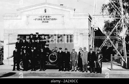 Négatif - Casterton, Victoria, vers 1930, un groupe de pompiers et officiels devant un feu moteur et la Casterton Fire Brigade Hall Banque D'Images