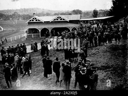 Négatif - Hippodrome à Casterton, Victoria, vers 1930, les foules à l'Hippodrome Casterton Banque D'Images