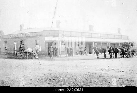 - Négatif à l'extérieur de l'Entraîneur James Lyall Hotel de l'Ouest, Balmoral, Victoria, 1890, l'un des entraîneurs de Lyall James à l'extérieur de l'Hôtel Western à Balmoral. M. Illingsworth, propriétaire de l'hôtel, est debout devant la porte. Sur la gauche sont un homme et une femme en calèche Banque D'Images