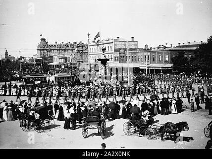 Négatif - Bendigo, Victoria, 1902, les gens qui regardent une procession. Il y a des drapeaux en berne et cela peut être marquant la mort de la reine Victoria Banque D'Images