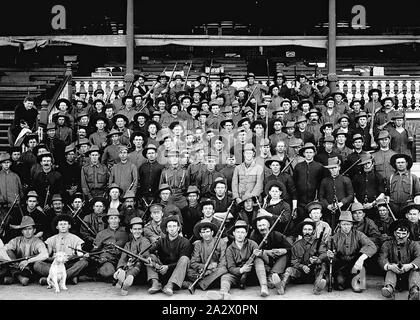 Négatif - Bendigo, Victoria, vers 1914, les soldats de la ville de Bendigo dans la grande tribune du terrain de football de Sandhurst (maintenant la reine Elizabeth ovale). Ils étaient sur le point de partir pour la première guerre mondiale Banque D'Images