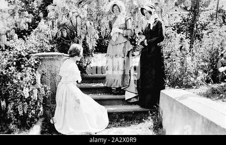 Négatif - Bendigo, Victoria, vers 1933, trois jeunes femmes Joyce Catting, Isabel Stanistead Stanistead Helen et posés en costume répétition pour une pièce de théâtre. Deux des femmes porter des gants et bonnets est dépouillé ribboned . Alors que l'autre a ses cheveux dans un chignon tressé. L'une des femmes porte un foulard dentelle et lunettes rondes. Le groupe sont situés à plusieurs étapes dans le pittoresque jardin entoure de Girton College, peut-être l'école à laquelle Banque D'Images