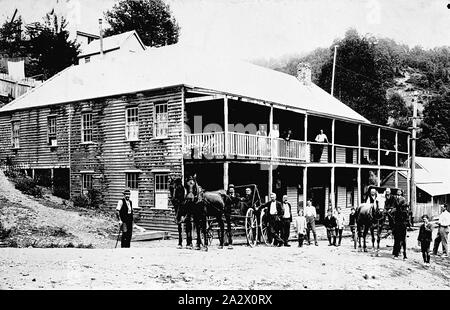 Négatif - Woods Point, Victoria, vers 1925, les gens à cheval et les chariots à l'extérieur de la Commercial Hotel Banque D'Images