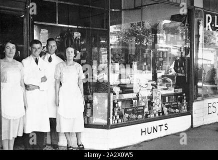 Négatif - Bendigo, Victoria, vers 1935, le personnel de la porte de l'épicerie. 'Fromage Kraft' est annoncé dans la vitrine Banque D'Images