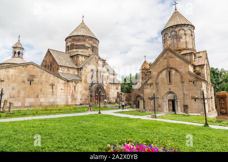 L'Arménie. Tsakhkadzor. Le 15 août 2018. Un 11e C. complexe monastique médiéval. Saint Grigor et Katoghike églises au monastère de Ketcharis. Banque D'Images