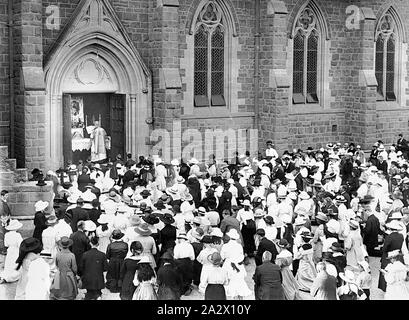 Négatif - Bendigo, Victoria, vers 1915, l'ouverture de la Cathédrale du Sacré-Cœur. Un autel a été construit à l'entrée et la congrégation sont à genoux à l'extérieur de la cathédrale Banque D'Images