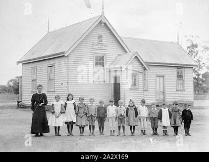 Négatif - Fernihurst ( ?), Victoria, vers 1915, l'enseignant et les élèves à l'extérieur de l'École d'État no1791 Banque D'Images