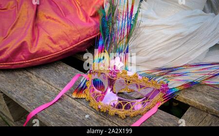 Vue de dessus de table de belles images aériennes masque carnaval rose background.objet accessoire rustique moderne sur le papier peint au home office 24 studio. Banque D'Images