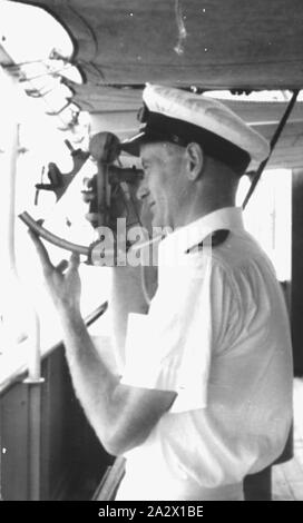 Négatif - Martin Spencer-Hogbin en utilisant son Hezzanith Sextant, vers 1950, M. Martin en utilisant Spencer-Hogbin son sextant. L'un des six copies de négatifs photographiques en noir et blanc représentant des navires et des outils de navigation maritime qui se rapportent à M. Martin l'Spencer-Hogbin carrière de navigant. Né en Angleterre en 1924 Spencer-Hogbin Martin a passé sa vie à travailler dans l'industrie maritime travaillant principalement pour le Blue Funnel Line. En 1957, Martin a décidé d'immigrer en Australie de l'Angleterre Banque D'Images