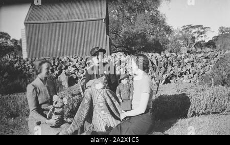 Négatif - Sunshine Farm, Carwarp, Victoria, vers 1935, une partie de la plus grande collection d'Album de famille en Australie. Cette photographie est décrite par un membre de la famille : 'Les trois personnes sur cette photo sont Edna Birkin (L), Edith Birkin (centre) et Florence McNabb (plus tard Beaton) (R). Ils sont au soleil, ferme et Carwarp la photo a été prise en 1940. Le hangar a été construit en 1920 pour abriter la nouvelle Ford. Cette photo est dans un livre 'le travail d'une femme Banque D'Images