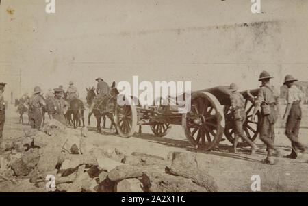 Photographie - obusier de passage accompagné de troupes auxiliaires, la Première Guerre mondiale, 1914-1918, photo d'un album a été créé par le Sergent John Lord et documents son temps en Egypte. L'album a été créé dans un ordinateur portable/type journal bordée d'adresses et John Lord entièrement rempli, l'album de photographies. Toutes les photographies sont numérotées au crayon et il a écrit les légendes autour de bon nombre des photographies. Quelques-unes des premières photographies sont datées 1915. Bon nombre des photographies dépeignent camps Banque D'Images