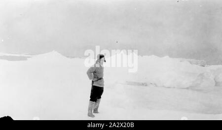 Photographie - par George Rayner, l'Antarctique, vers 1920, Potrait de George Rayner prises le 24 décembre 1934, lors d'une expédition en Antarctique et les îles sub-antarctiques. Peut-être prises dans le cadre d'une célébration de Noël Banque D'Images