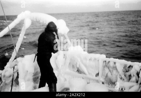 Photographie - par George Rayner, l'Antarctique, vers 1920, photographie prise au cours d'une série d'expéditions scientifiques menées dans les eaux au large de l'Antarctique, à la fin des années 1920 et 1930. Prise par George W. Rayner, qui a travaillé comme biologiste sur les expéditions. "Mer" Mackenzie était le nom donné à l'origine de la baie Mackenzie à l'extrémité ouest de la plate-forme de glace d'Amery, environ 32 kilomètres au nord-est de la péninsule antarctique, Foley Banque D'Images